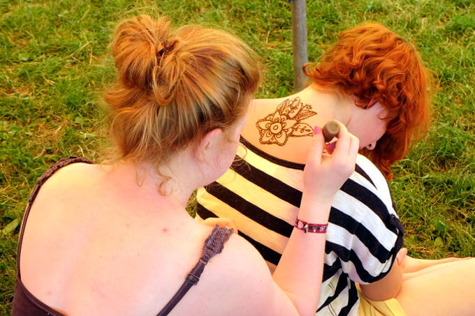 Herstellung eines Henna-Tatoos auf dem Aufstand 2015 - Foto: NAJU BW
